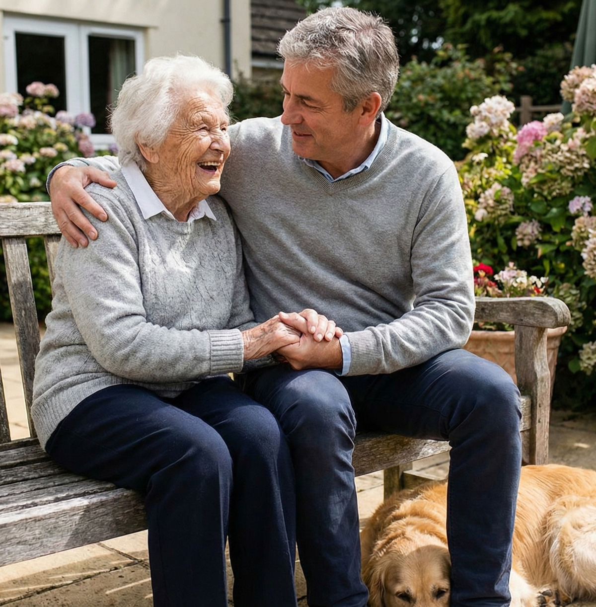 Oudere ouder en volwassen kind beleven een gelukkig moment